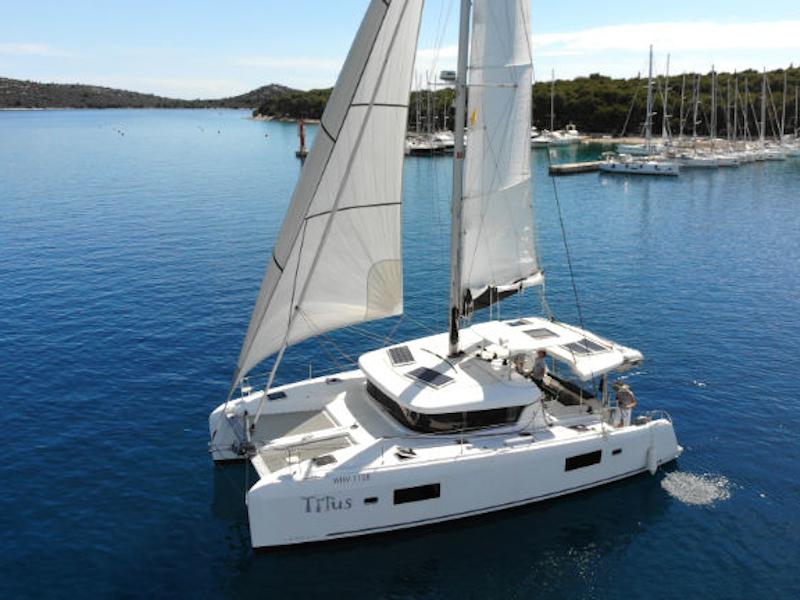 Book yachts online - catamaran - Lagoon 42 - 3 cab - Titus - rent