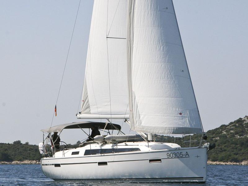 Book yachts online - sailboat - Bavaria Cruiser 37 - 2 cab - Swing - rent
