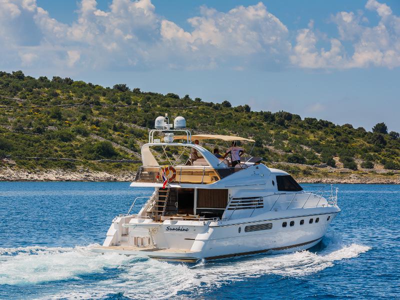 Book yachts online - motorboat - Fairline 65 Squadron - Sunshine MBL - rent