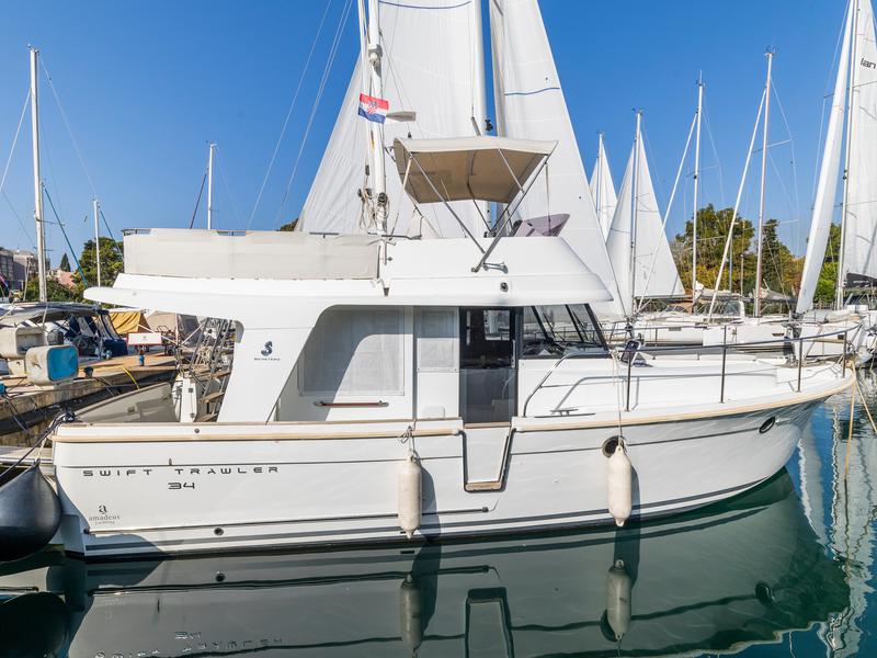 Book yachts online - motorboat - Swift Trawler 34 Fly - Blue Sky - rent