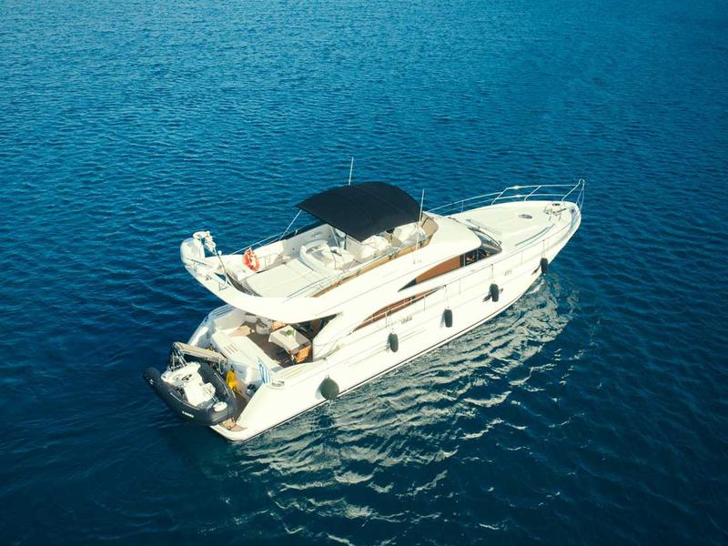 Book yachts online - motorboat - Princess 61 - Marabu - rent
