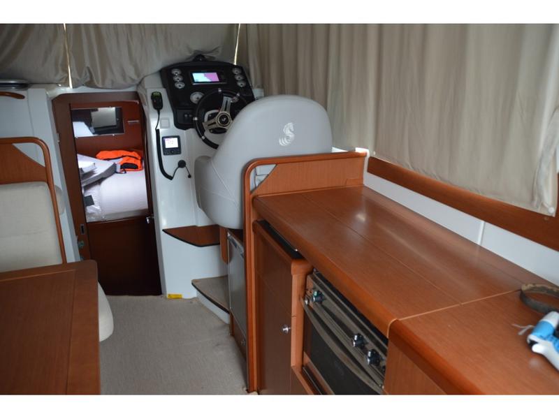 Book yachts online - motorboat - Antares 32 - John - rent
