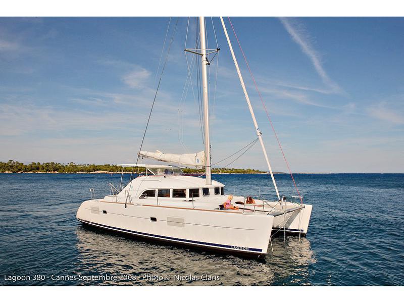 Book yachts online - catamaran - Lagoon 38 - Manatéa - rent