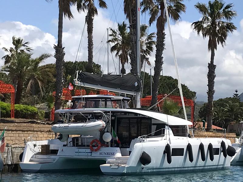 Book yachts online - catamaran - Lagoon 42 (A/C + WaterMaker) - Sunrise - rent