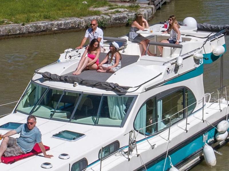 Book yachts online - motorboat - Quattro Fly C - BELLEGARDE FR - rent