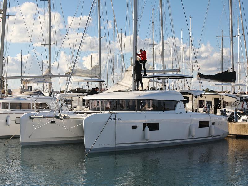 Book yachts online - catamaran - Lagoon 42 - REA - rent
