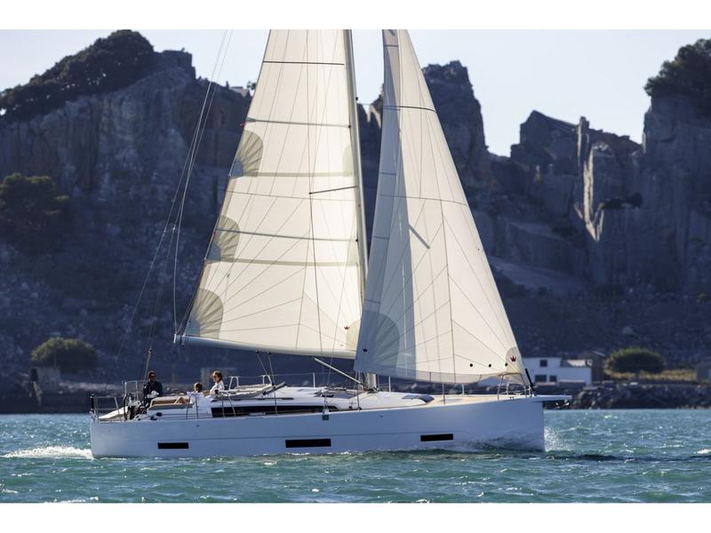 Book yachts online - sailboat - Dufour 390 - Theodora - rent
