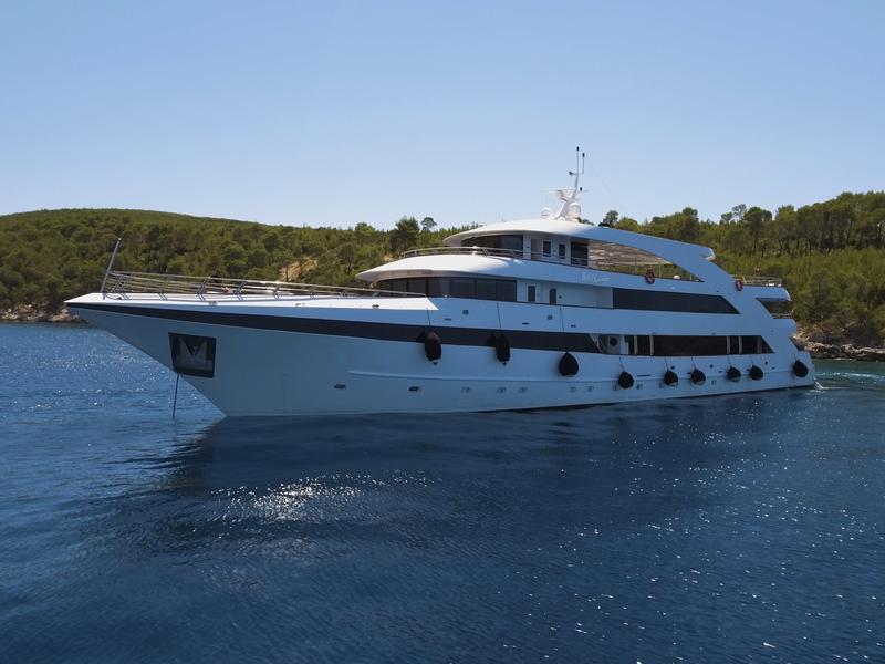 Book yachts online - motorboat - Luxury Motor Yacht - Ban - rent
