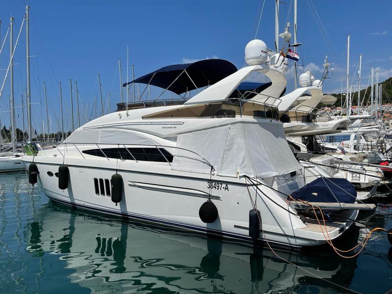Book yachts online - motorboat - Princess 62 - Jako 62 - rent