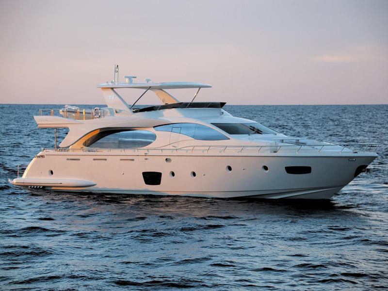 Book yachts online - motorboat - Azimut 85F - La Fenice - rent