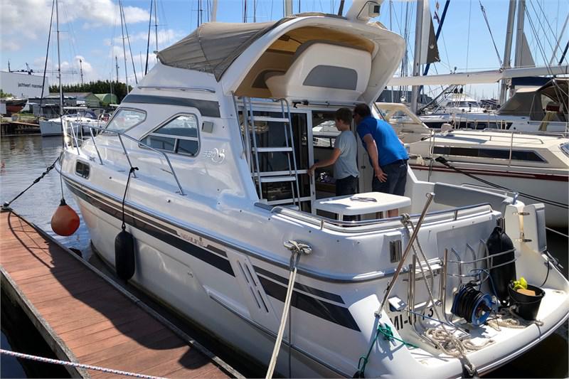 Book yachts online - False - Sealine 320 Flybridge - Saline - rent