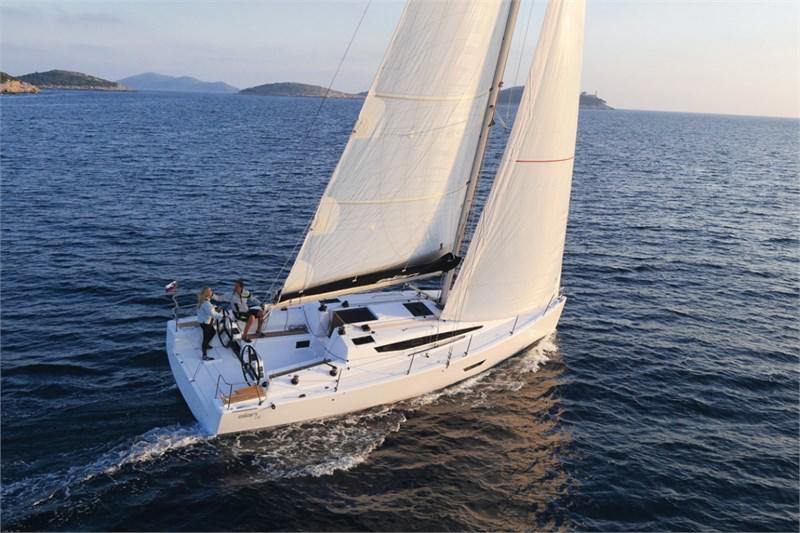 Book yachts online - False - Elan E4 - Twitter - rent